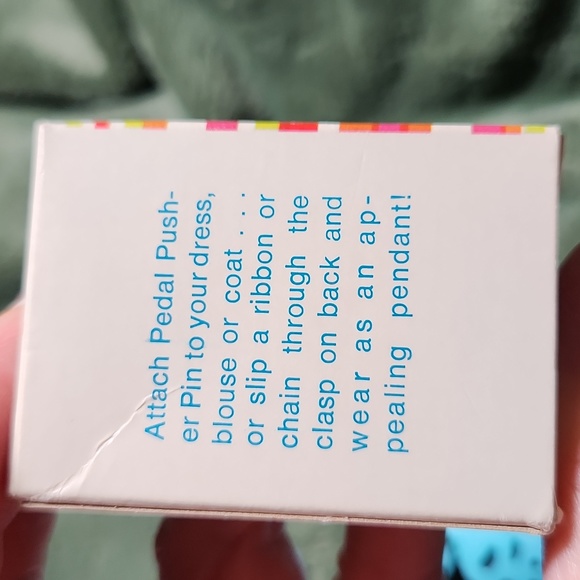 Vintage Avon Petal Pusher Elephant pin, 1975. 49 years old! New in box. - Picture 5 of 7